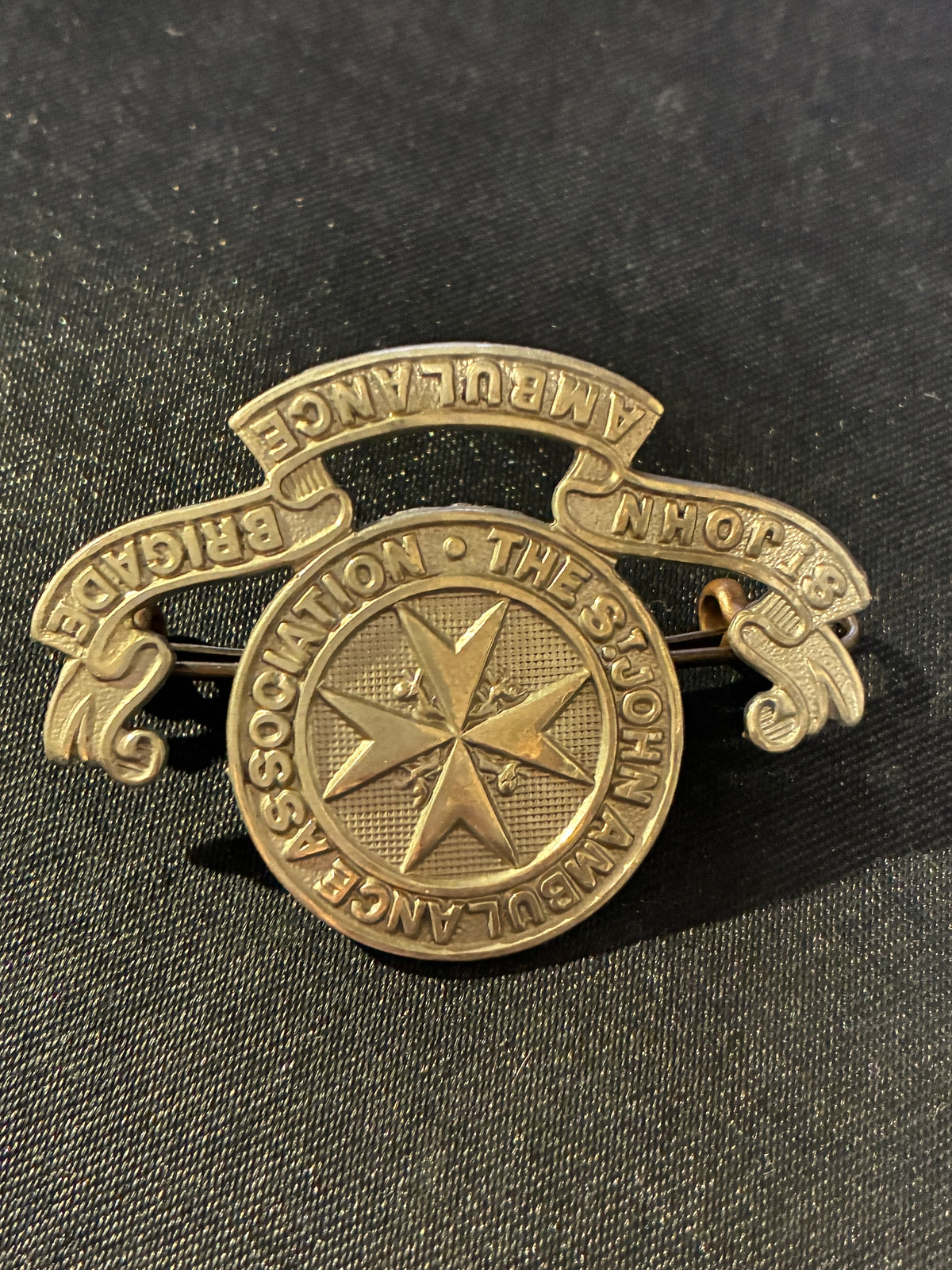 WWII ST JOHNS AMBULANCE BRIGADE CAP BADGE