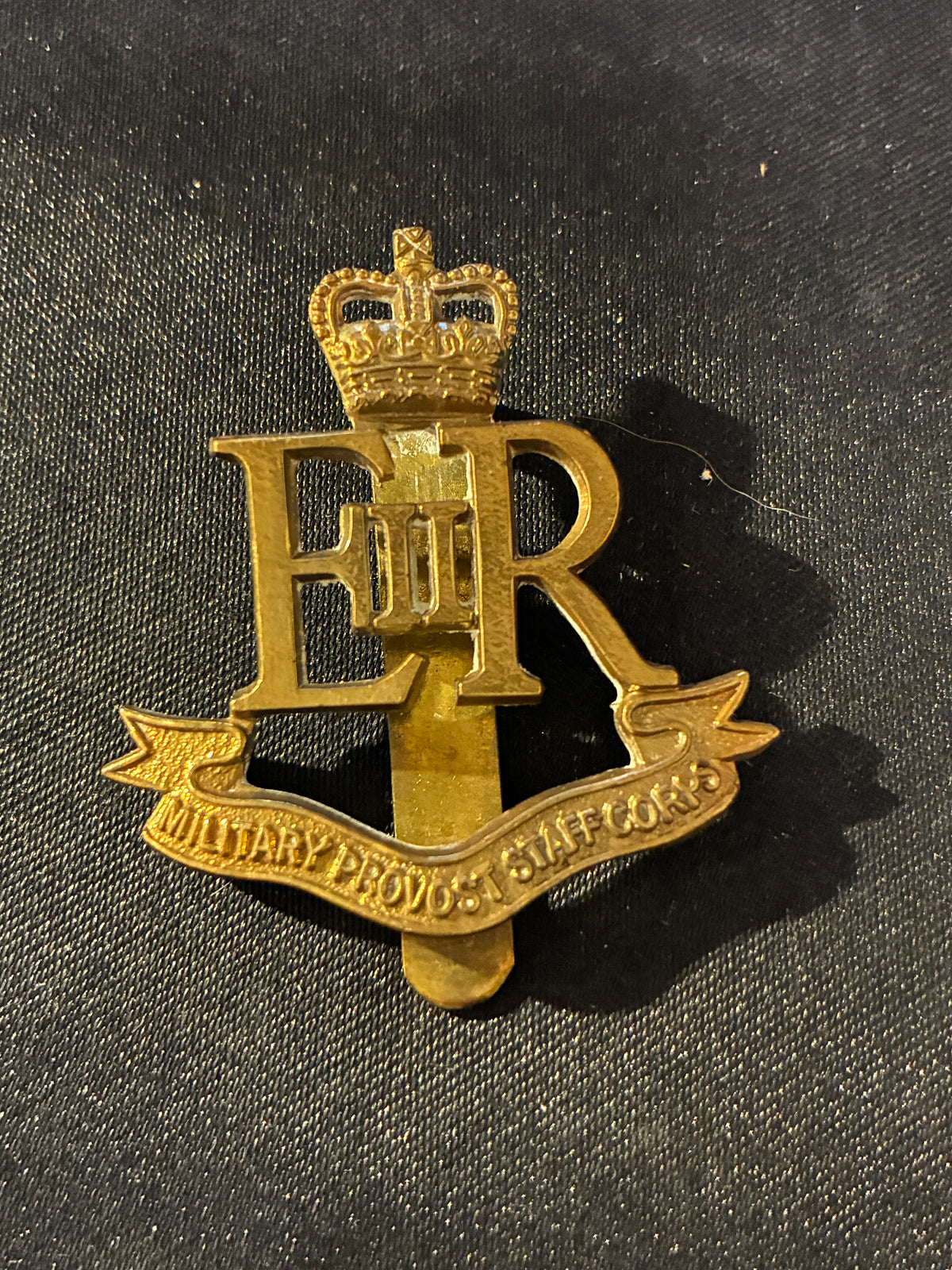 MILITARY PROVOST STAFF CORPS CAP BADGE QEII MILITARY DETENTION STAFF