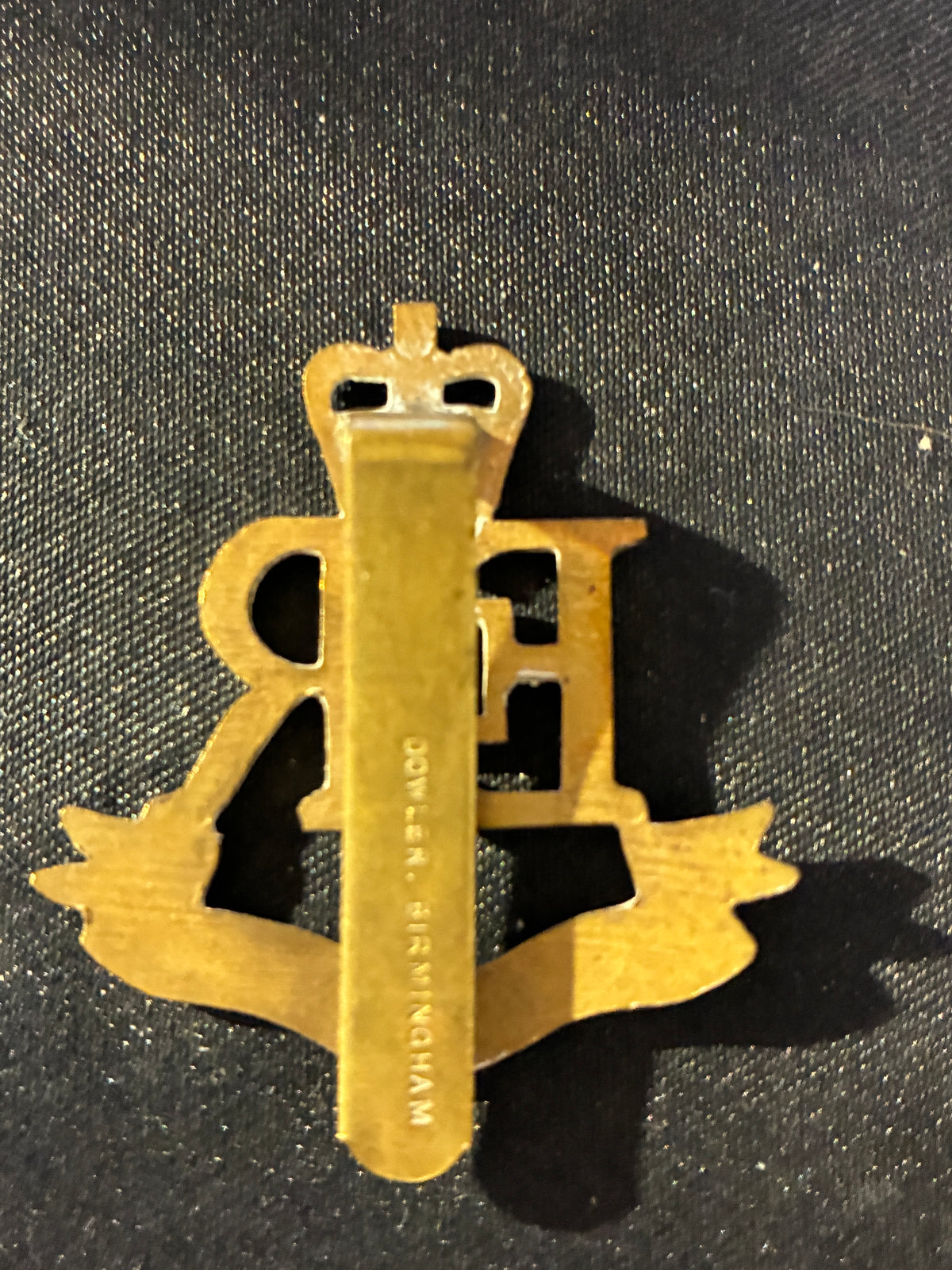 MILITARY PROVOST STAFF CORPS CAP BADGE QEII MILITARY DETENTION STAFF
